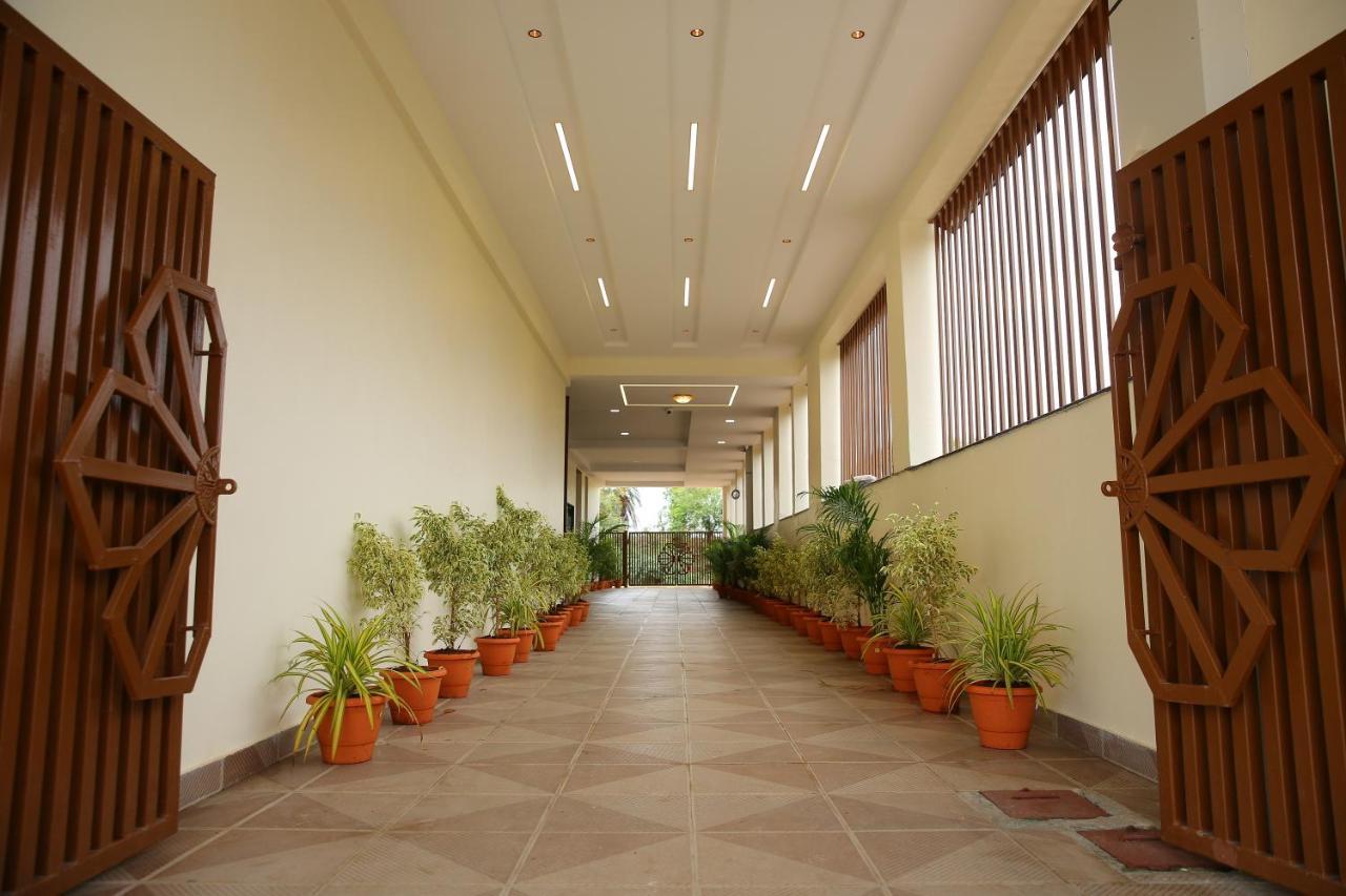 Hotel Maruthi Inn Nirmal  ภายนอก รูปภาพ