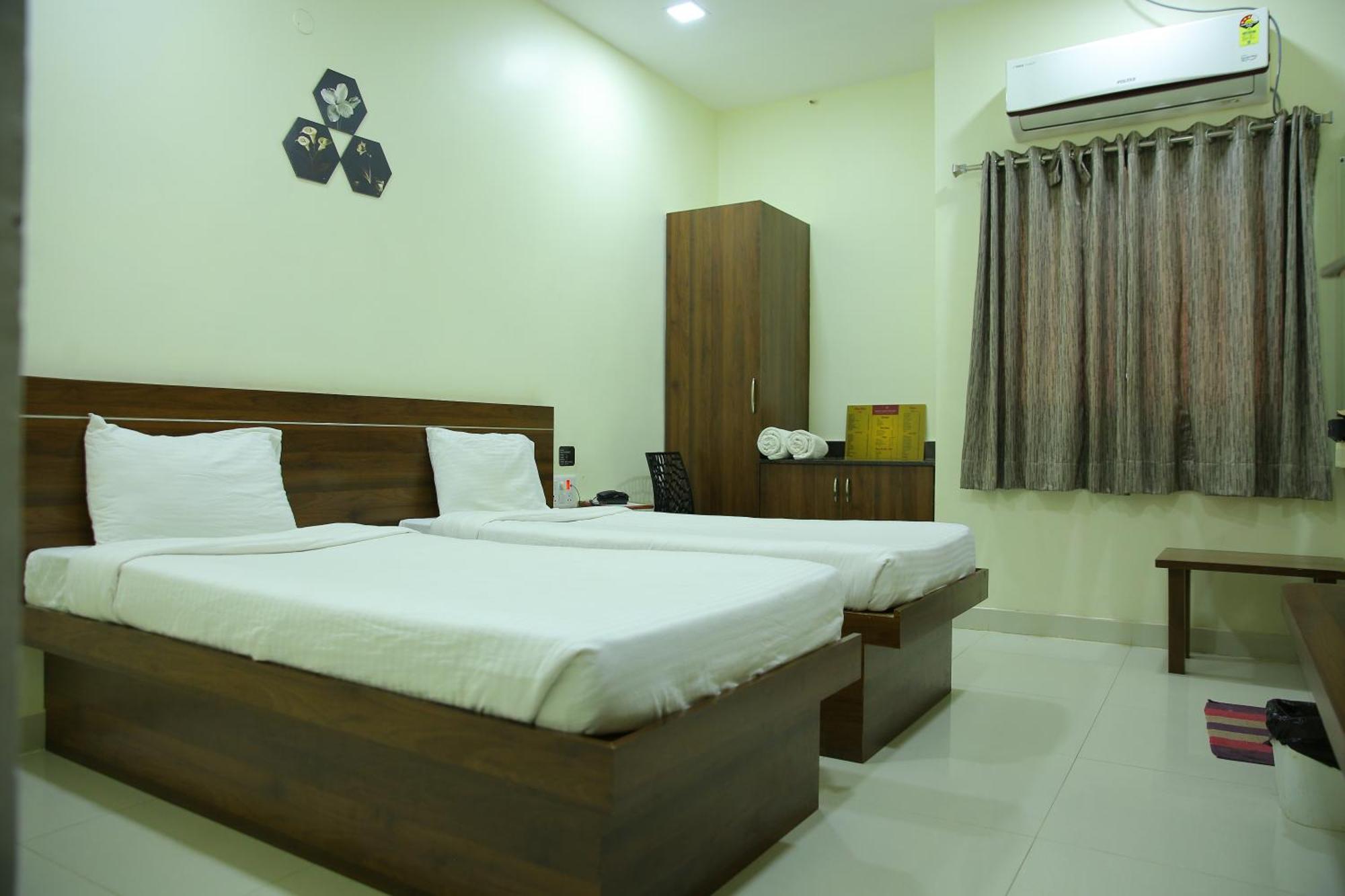 Hotel Maruthi Inn Nirmal  ภายนอก รูปภาพ